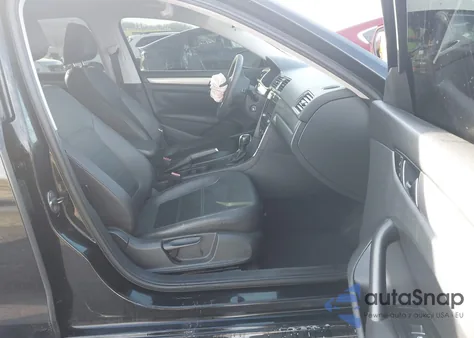 2013 Volkswagen Passat 2.5L Wolfsburg Edition z USA, uszkodzony, nr VIN 1VWAH7A33DC145629